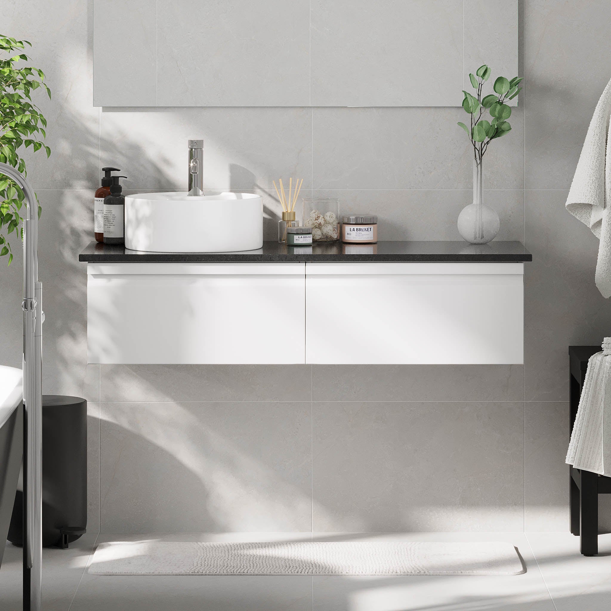 Mirage Badrumsmöbler med svart bänkskiva, Mattvit