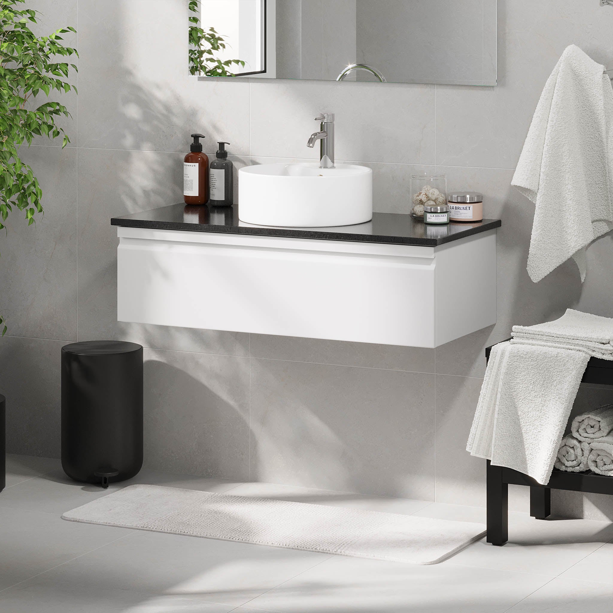 Mirage Badrumsmöbler med svart bänkskiva, Mattvit