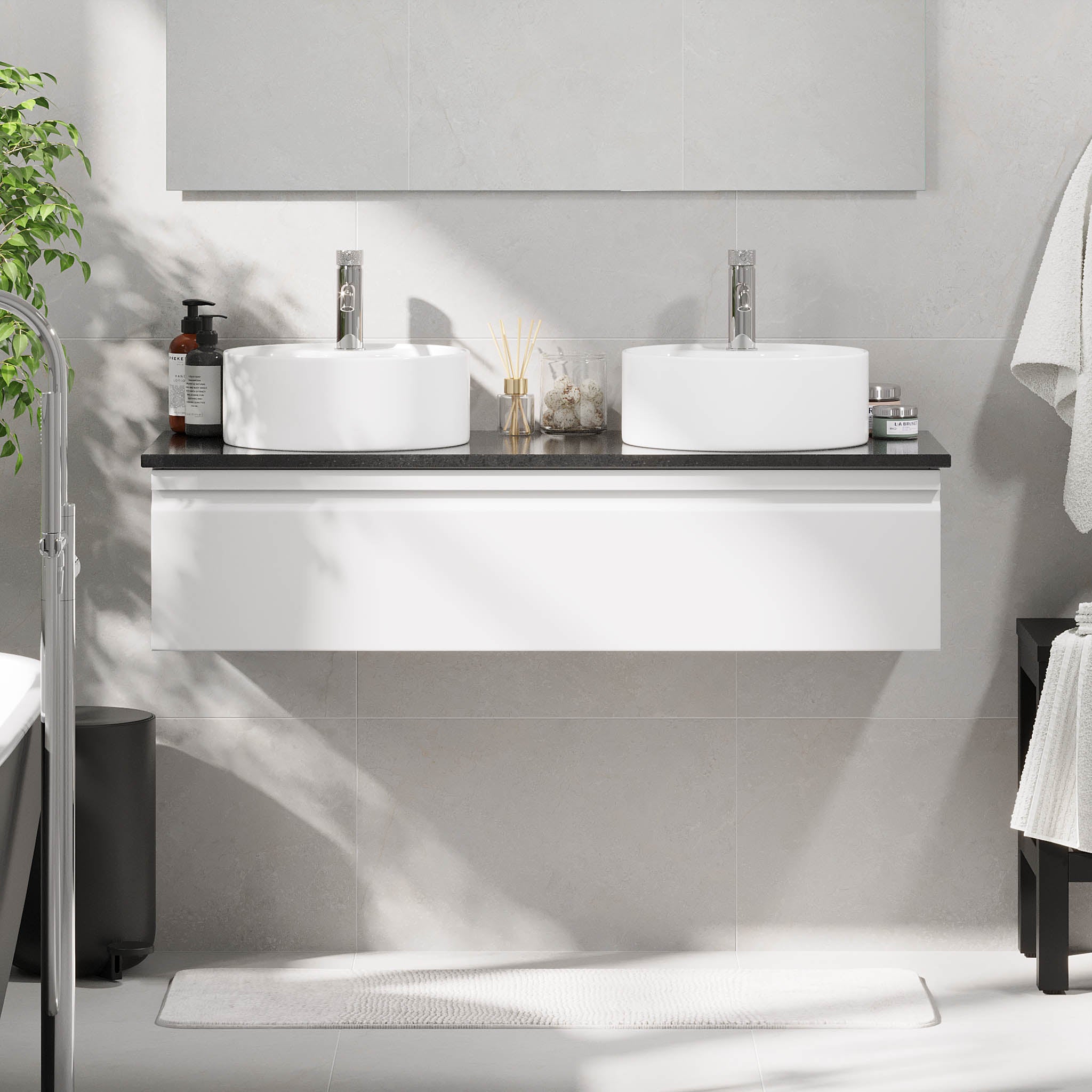 Mirage Badrumsmöbler med svart bänkskiva, Mattvit