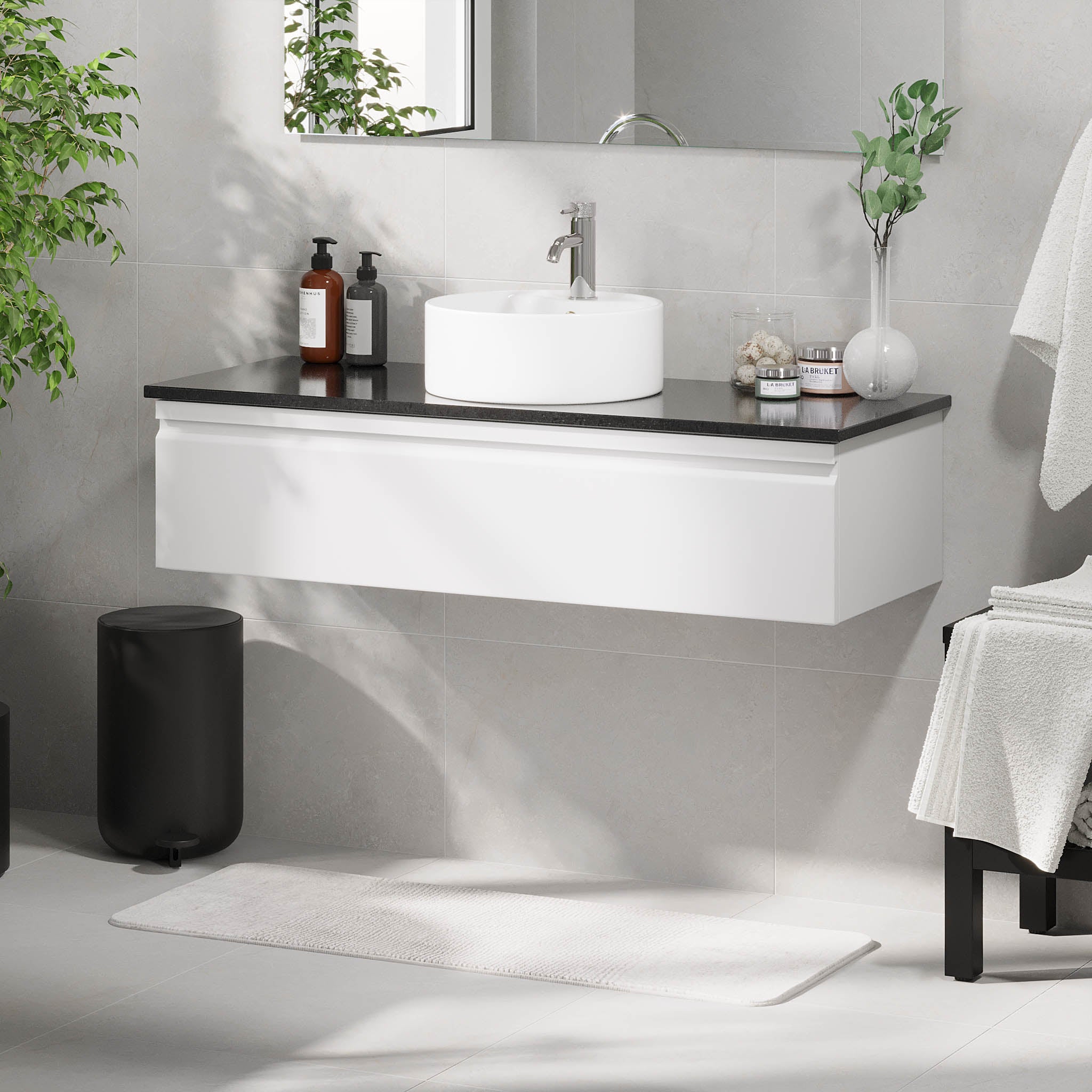 Mirage Badrumsmöbler med svart bänkskiva, Mattvit